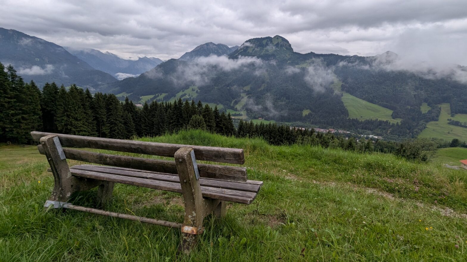 Auszeit: Bank mit Aussicht auf Berge
